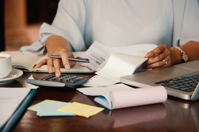 Fotografía de persona revisando documentos financieros o impuestos